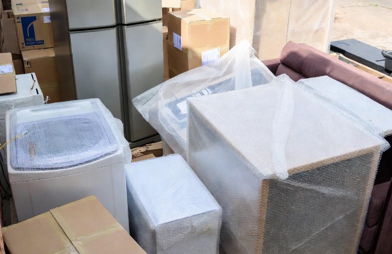 eletrodomésticos embalados no bolha prontos para mudança