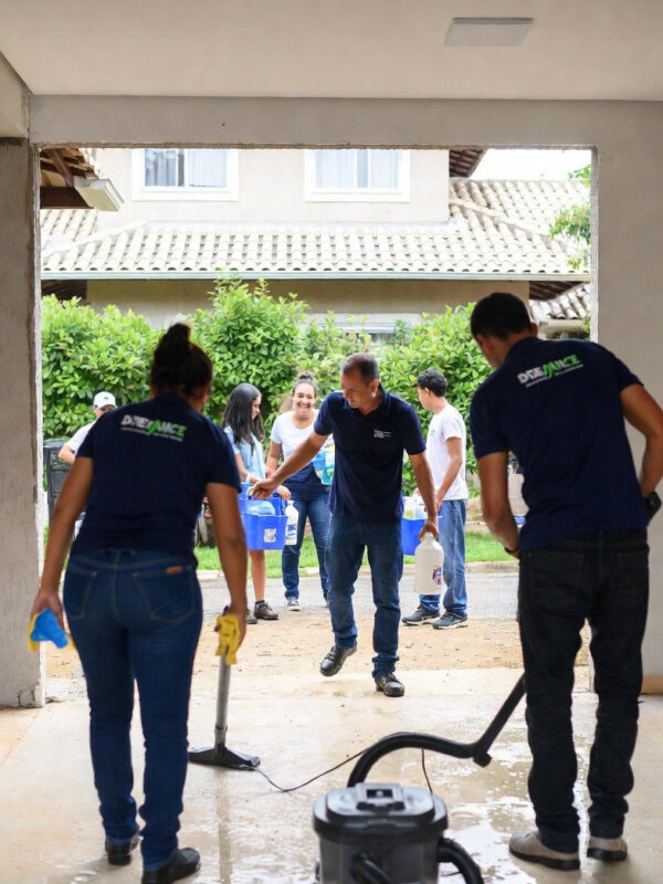 Equipe Junior Piccin realizando limpeza pós obra