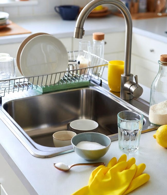 imagem ilustrativa representando a pia da cozinha já desentupida de forma caseira